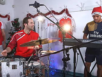 WATCH: Petr Cech and Alexis Sa...